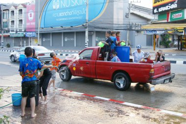 İnsanlar bir Songkran su Festivali Chiangmai, Tayland kavga