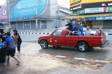 İnsanlar bir Songkran su Festivali Chiangmai, Tayland kavga