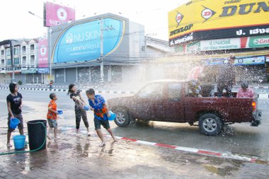 İnsanlar bir Songkran su Festivali Chiangmai, Tayland kavga