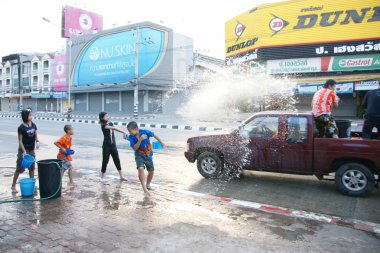 İnsanlar bir Songkran su Festivali Chiangmai, Tayland kavga