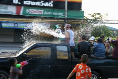 İnsanlar bir Songkran su Festivali Chiangmai, Tayland kavga