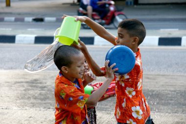 İnsanlar bir Songkran su Festivali Chiangmai, Tayland kavga