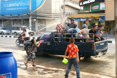 İnsanlar bir Songkran su Festivali Chiangmai, Tayland kavga