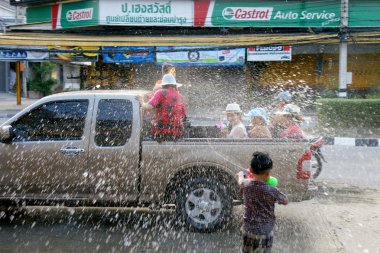 İnsanlar bir Songkran su Festivali Chiangmai, Tayland kavga