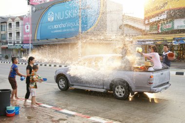 İnsanlar bir Songkran su Festivali Chiangmai, Tayland kavga