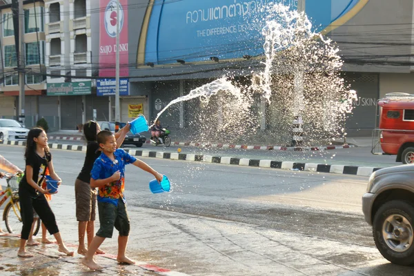 İnsanlar bir Songkran su Festivali Chiangmai, Tayland kavga