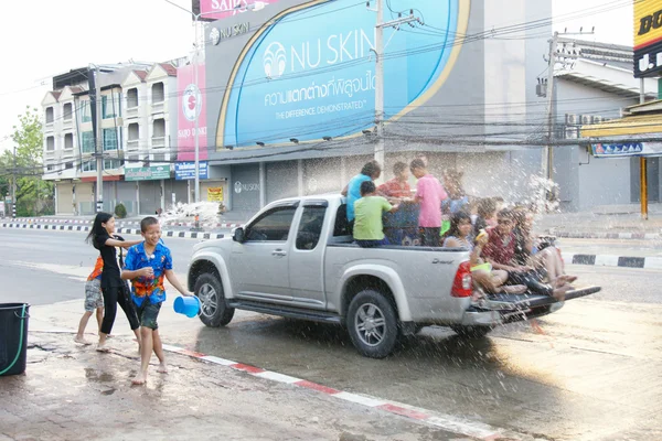 İnsanlar bir Songkran su Festivali Chiangmai, Tayland kavga