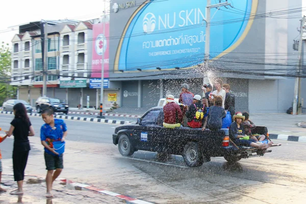 İnsanlar bir Songkran su Festivali Chiangmai, Tayland kavga
