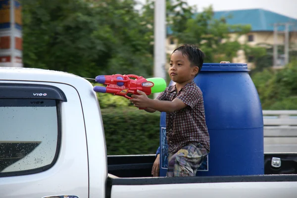 Persone in un festival di lotta all'acqua Songkran a Chiangmai, Thailandia — Foto Stock