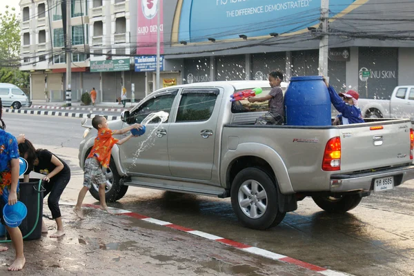İnsanlar bir Songkran su Festivali Chiangmai, Tayland kavga