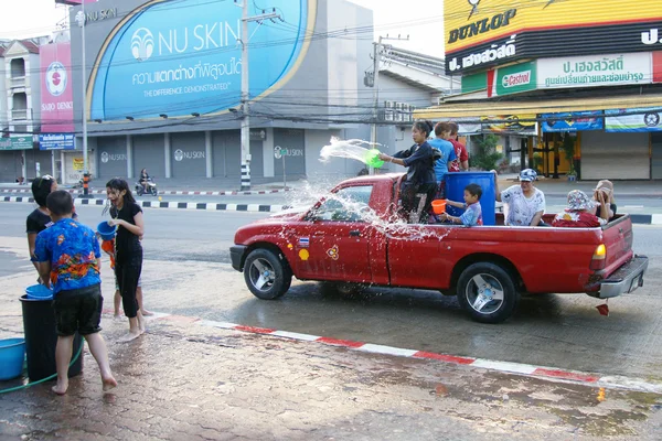İnsanlar bir Songkran su Festivali Chiangmai, Tayland kavga