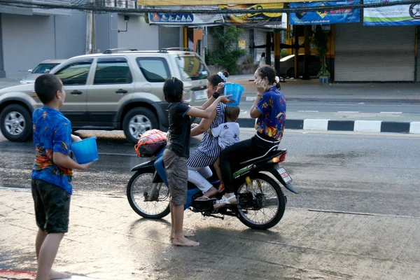İnsanlar bir Songkran su Festivali Chiangmai, Tayland kavga