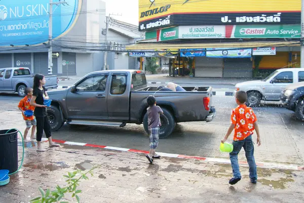 İnsanlar bir Songkran su Festivali Chiangmai, Tayland kavga