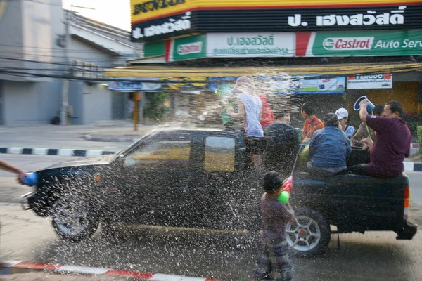 Människor i en Songkran vatten kämpa festival i Chiangmai, Thailand — Stockfoto