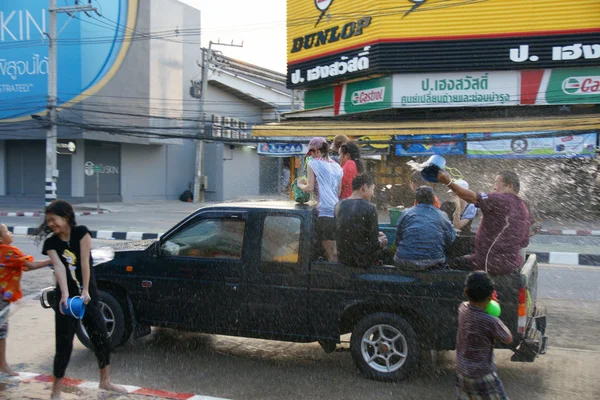 İnsanlar bir Songkran su Festivali Chiangmai, Tayland kavga