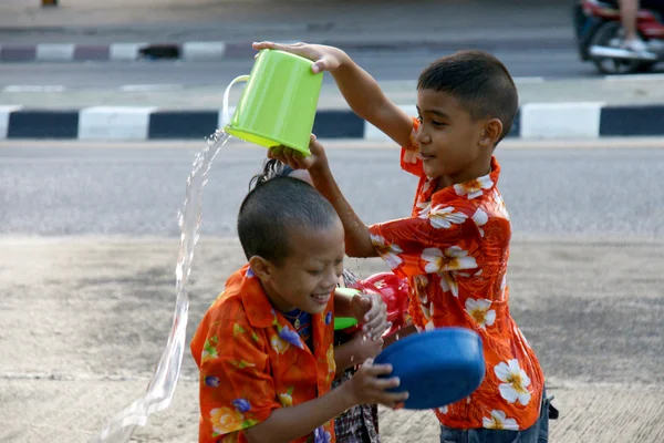 İnsanlar bir Songkran su Festivali Chiangmai, Tayland kavga