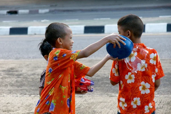 İnsanlar bir Songkran su Festivali Chiangmai, Tayland kavga