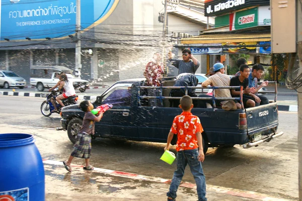 İnsanlar bir Songkran su Festivali Chiangmai, Tayland kavga
