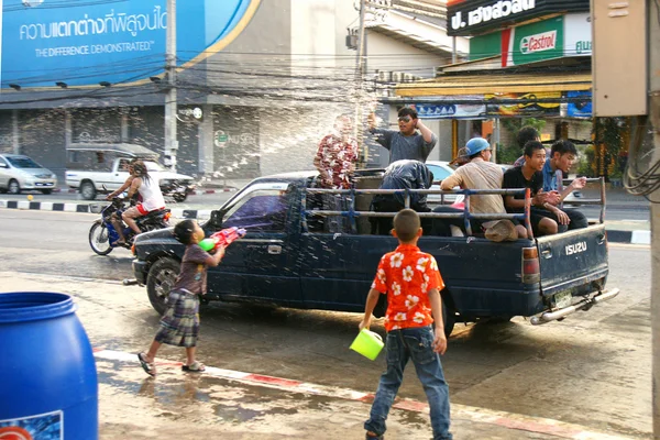 Gente en un festival de lucha contra el agua de Songkran en Chiangmai, Tailandia —  Fotos de Stock