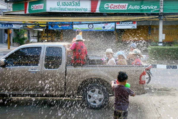 İnsanlar bir Songkran su Festivali Chiangmai, Tayland kavga