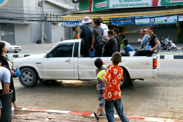 İnsanlar bir Songkran su Festivali Chiangmai, Tayland kavga