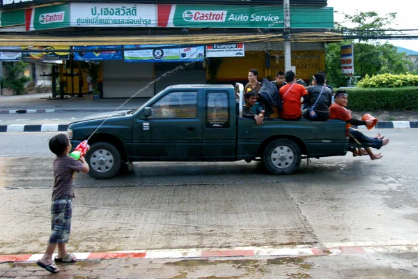 Persone in un festival di lotta all'acqua Songkran a Chiangmai, Thailandia — Foto Stock