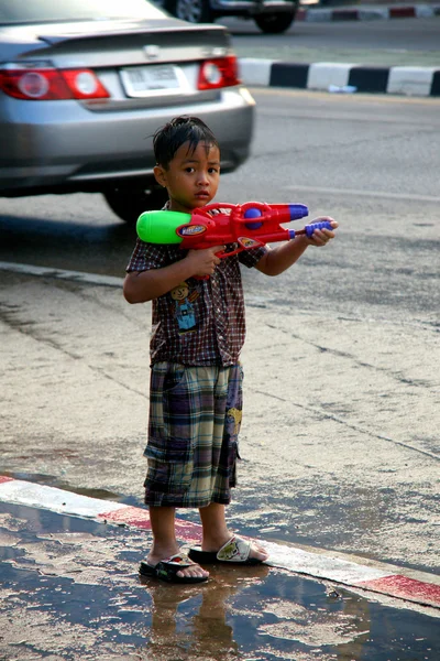 İnsanlar bir Songkran su Festivali Chiangmai, Tayland kavga
