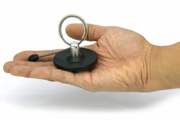Høyre mannlig hånd holder en magnetisk lapp isolert på – stockfoto