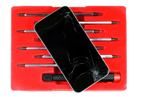 Sprukket smarttelefon og skrutrekkere isolert på hvit bakgrunn – stockfoto