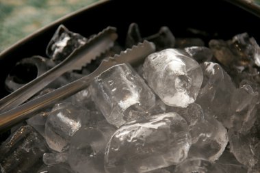 Siyah plastik buz kovası ve paslanmaz çelik buz maşaları