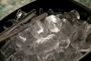 Siyah plastik buz kovası ve paslanmaz çelik buz maşaları