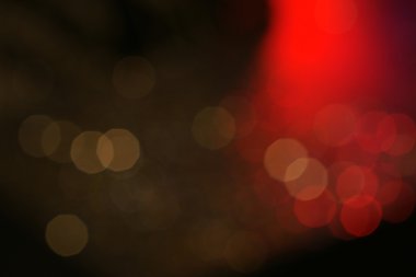 Gece hayatı kavramı kırmızı ışığı ile koyu renkli bokeh