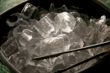 Siyah plastik buz kovası ve paslanmaz çelik buz maşaları