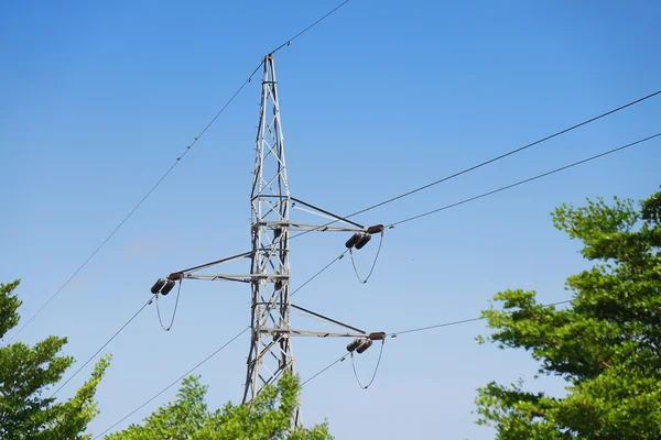 Poste de alta tensión o torre de línea de transmisión de energía y cielo azul —  Fotos de Stock