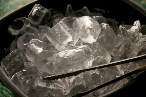 Siyah plastik buz kovası ve paslanmaz çelik buz maşaları