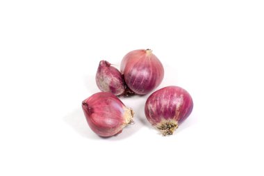 Beyaz arkaplanda kırmızı soğan ampulü izole edildi