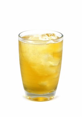 Beyaz arka planda izole edilmiş bir bardak bira..