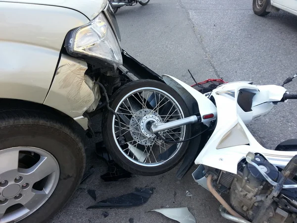 Baleset baleset kisteherautóval és a motorkerékpár között — Stock Fotó