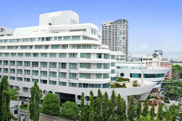 Luchtfoto van een hotelgebouw en het strand van pattaya, thailand — Stockfoto