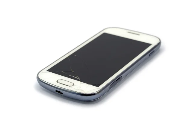 โทรศัพท์สมาร์ทโฟนที่พังถูกแยกจากพื้นหลังสีขาว — ภาพถ่ายสต็อก