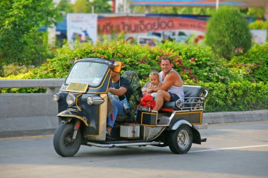 Kimliği belirsiz turist ile geleneksel tuk-tuk Chaingmai, Tayland.