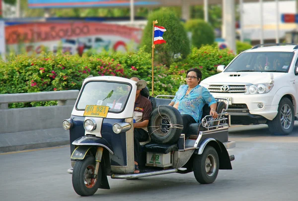 Turista non identificato con tuk-tuk tradizionale a Chaingmai, Thailandia . — Foto Stock