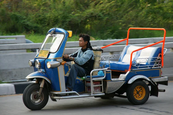 Taxi driver non identificato con tuk-tuk tradizionale a Chiangmai, Thailandia . — Foto Stock
