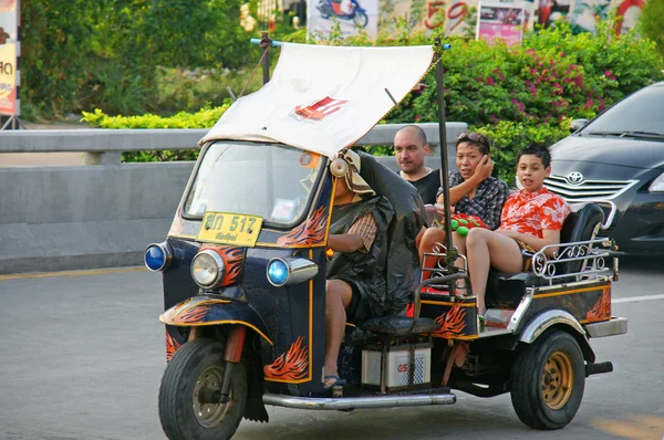 Turista no identificado con tuk-tuk tradicional en Chaingmai, Tailandia . —  Fotos de Stock