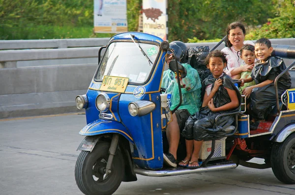 Turista non identificato con tuk-tuk tradizionale a Chaingmai, Thailandia . — Foto Stock