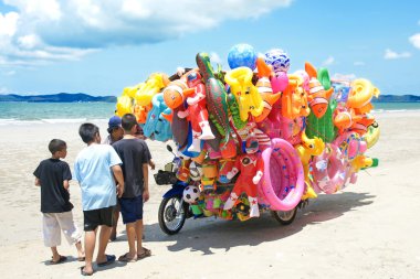 Oyuncak Dükkanı Doğu Tayland sahilde.