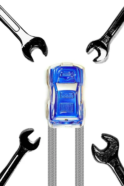 Klucz i Model samochodu do samochodu konserwacji lub naprawy koncepcja — Zdjęcie stockowe
