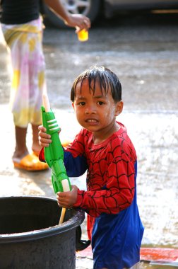 Bir su mücadele festivalinde çocuk ( Chiangmai , Tayland )