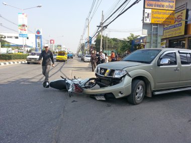 Kaza kaza kamyonet ve motosiklet