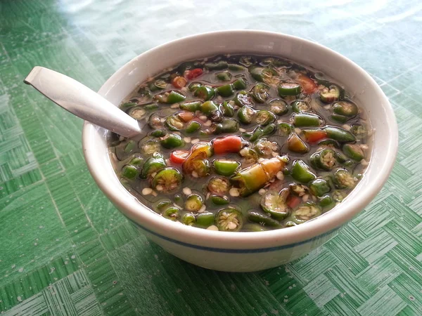 Чили с рыбным соусом в миске для тайской кухни — стоковое фото